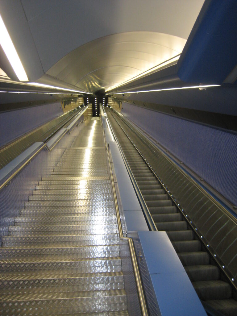 Stazione Garibaldi, scale mobili