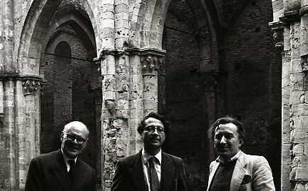 Andrea Emiliani con Denis Mahon e Pier Luigi Cervellati a San Galgano (foto Paolo Monti, 1980) - CC BY-SA 4.0